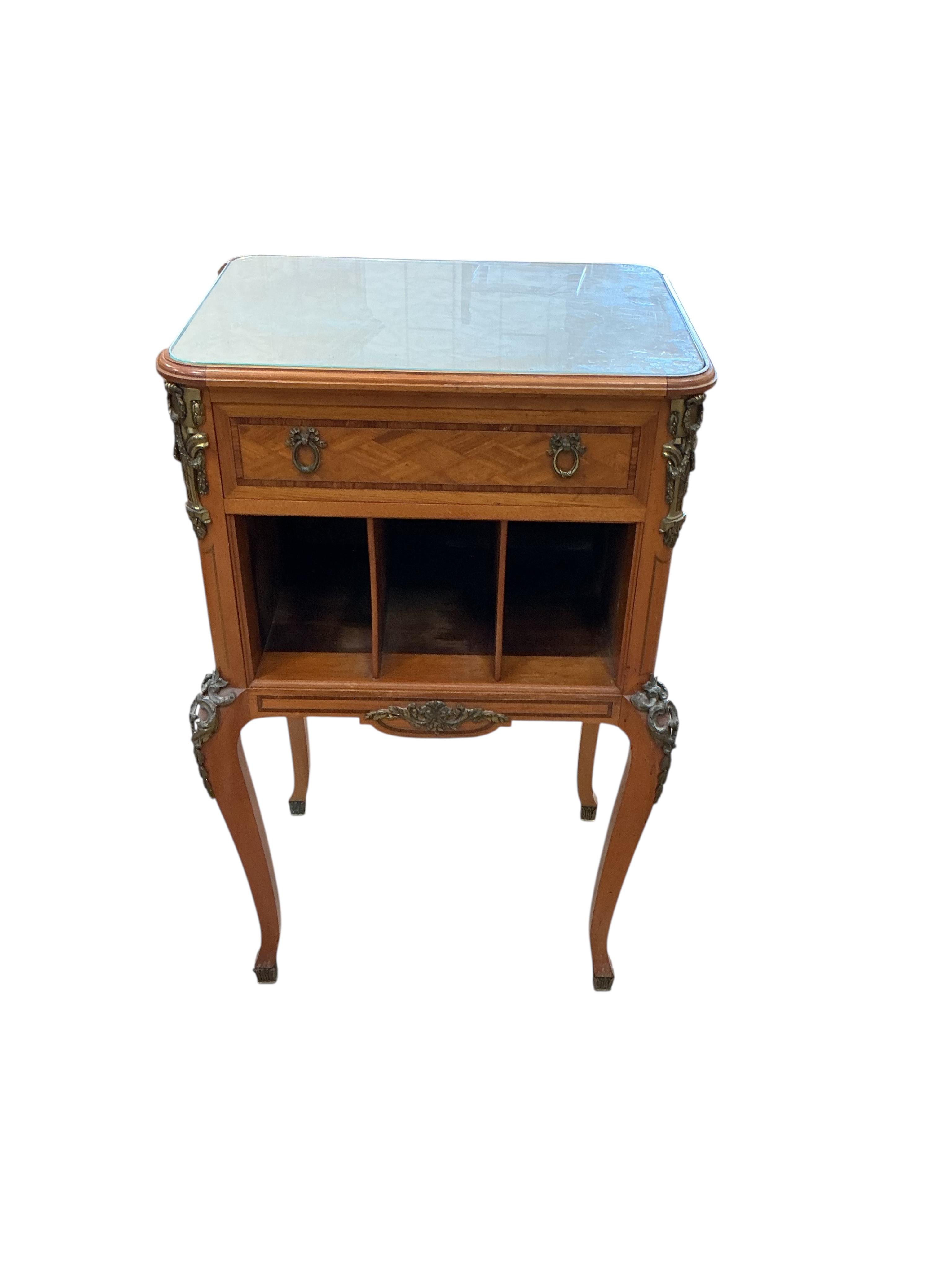 A pair of early 20th century French transitional style gilt metal mounted tulip banded and parquetry inlaid bedside cabinets, width 49cm, depth 38cm, height 75cm